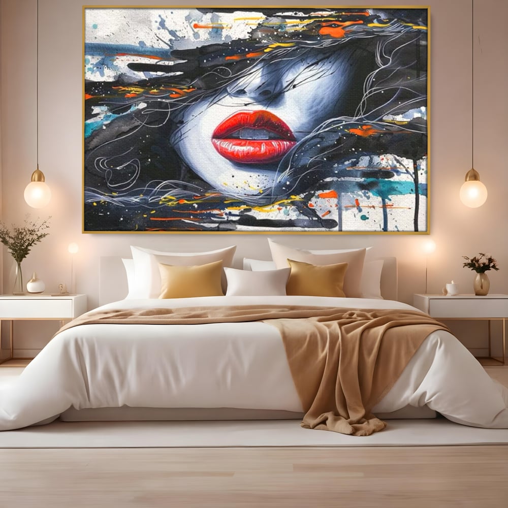 Tablou canvas cu tablou canvas cu buze rosii si par abstract, in rama de aluminiu auriu, pe perete intr-un dormitor